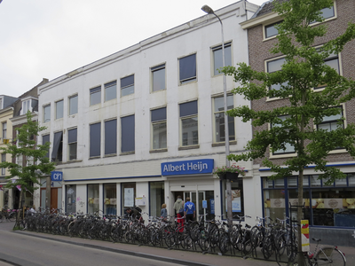 906347 Gezicht op de voorgevel van het pand Voorstraat 38 (filiaal van de supermarktketen Albert Heijn) te Utrecht.